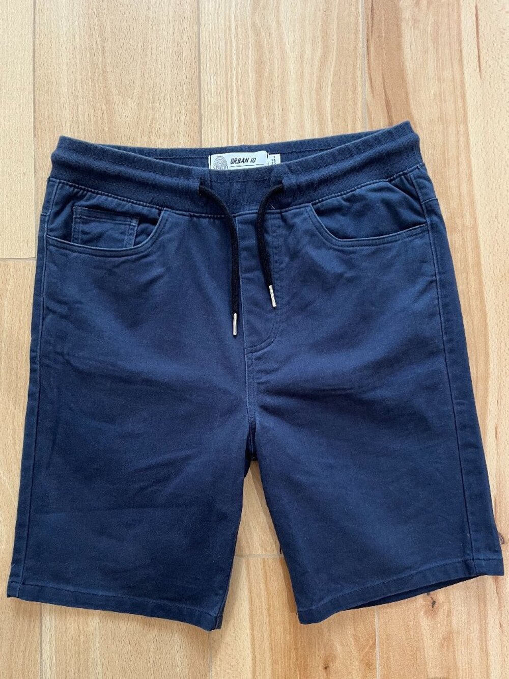Short bleu en toile légère pour homme